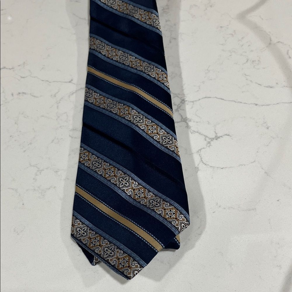 Elegant Navy and Gold Patterned Tie